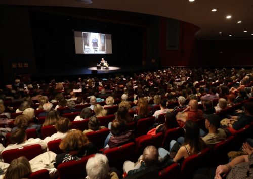 El Doctor Manuel Sans Segarra en una conferencia en el Teatro